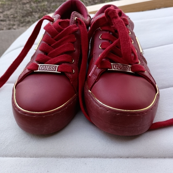 Guess Los Angeles Red Low Top Sneakers Gold Toned Trim Women’s_7 - Picture 5 of 16